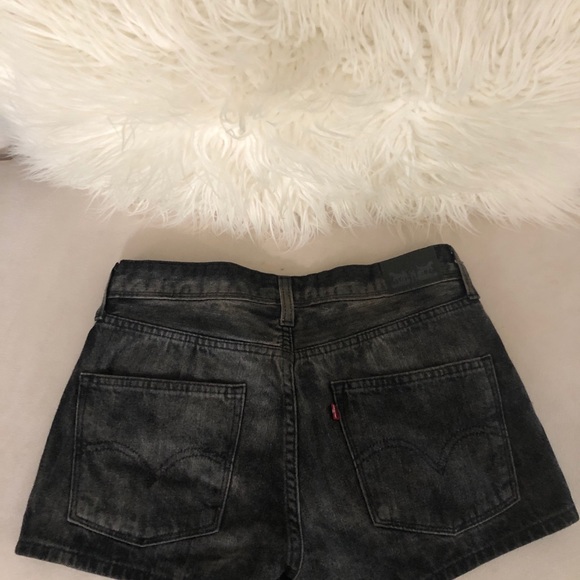 Acid wash high rise Levi shorts - Picture 3 of 7